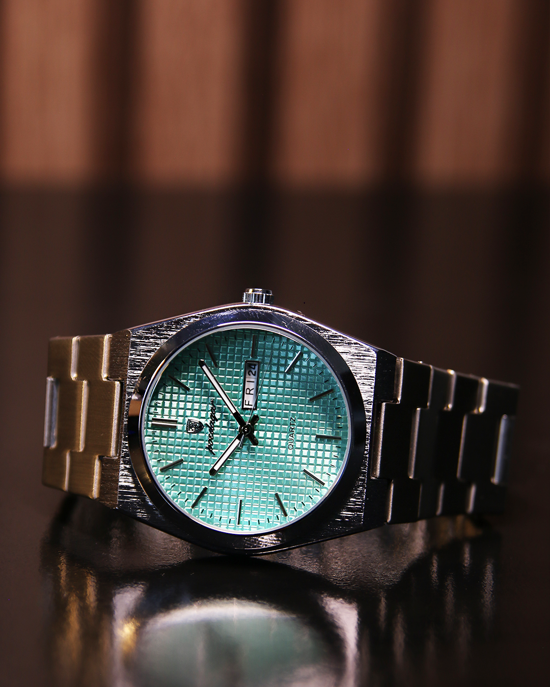 Reloj Hombre Relieve Dorado / Negro